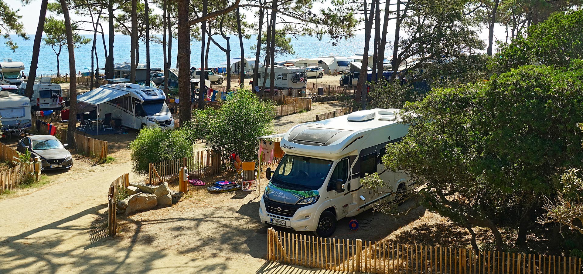 Camping san damiano emplacement mer camping car vue ensemble pinede lentisque